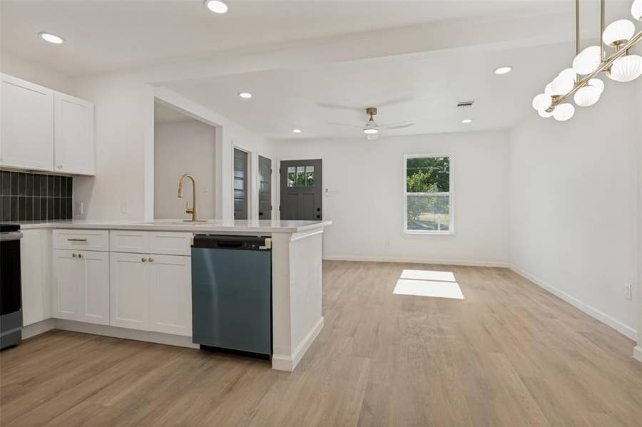 Property photo for 806 SE 10th Street, Grand Prairie, TX