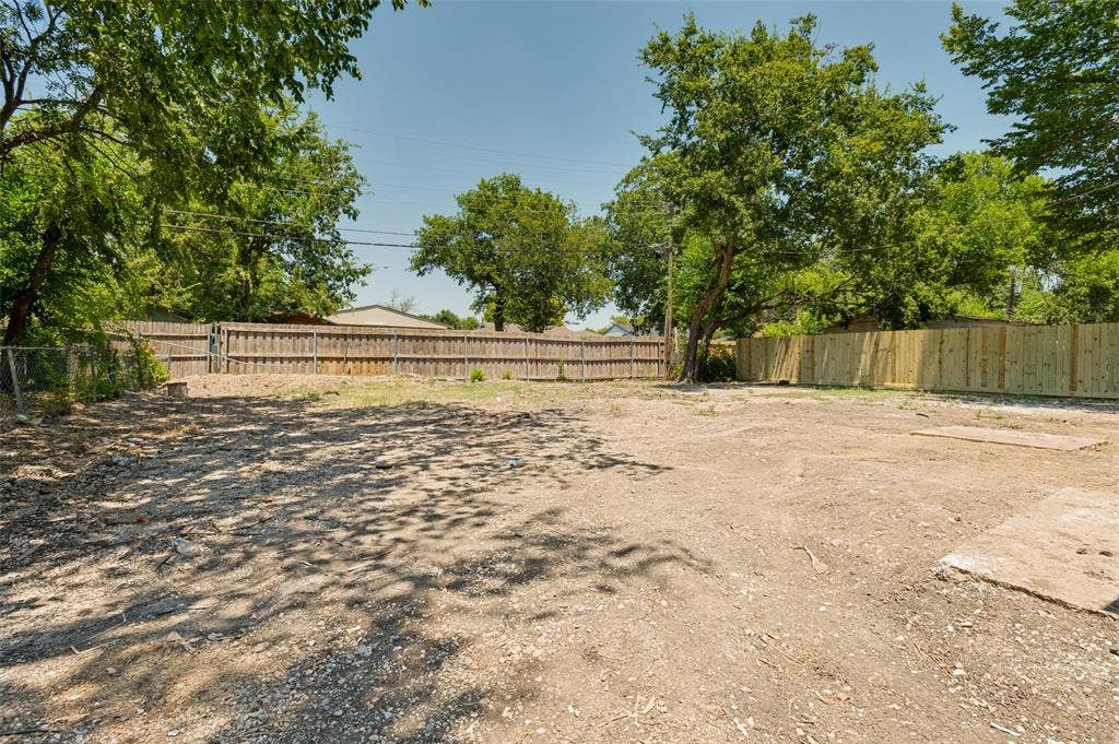 414 Dawson Circle, Grand Prairie, TX 75051 back yard new fence