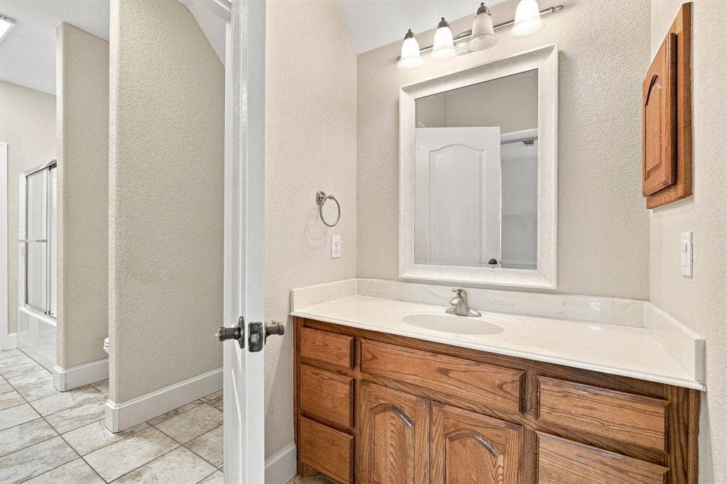 4020 Zachs Court, Midlothian, TX 76065 Upstairs Jack and Jill with Stackable W&D Hook-ups
