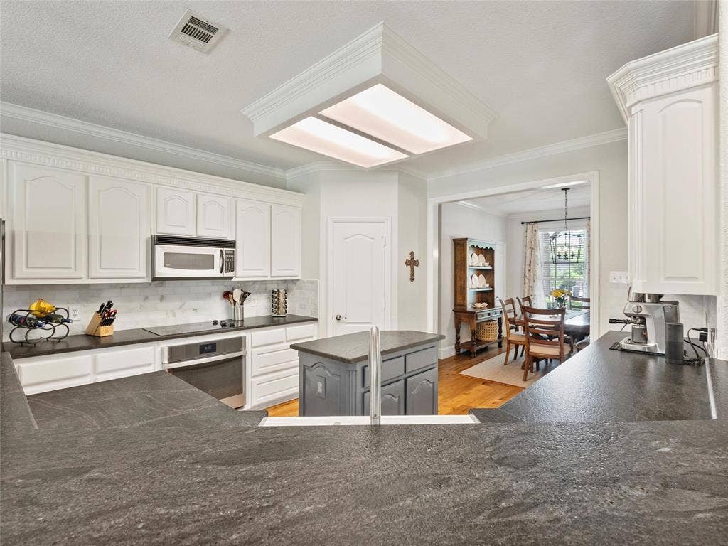 4020 Zachs Court, Midlothian, TX 76065 4020 Zachs Court, Midlothian, TX 76065