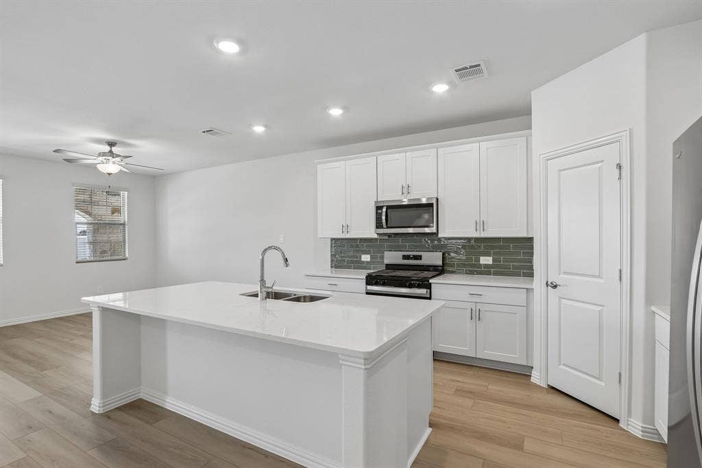2724 Teton Street, Corinth, TX 76210 Photo is not of the actual home, but is an inspirational photo of builder’s model home and may depict options, furnishings, and/or decorator features that are not included.