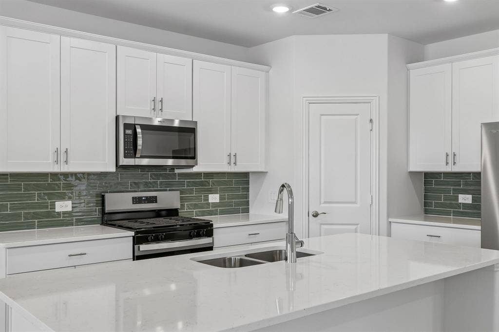 2724 Teton Street, Corinth, TX 76210 Photo is not of the actual home, but is an inspirational photo of builder’s model home and may depict options, furnishings, and/or decorator features that are not included.