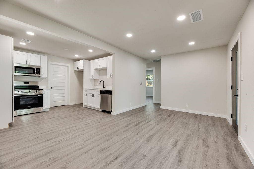 922 NE 33RD Street, Grand Prairie, TX 75050 922 NE 33RD Street, Grand Prairie, TX 75050