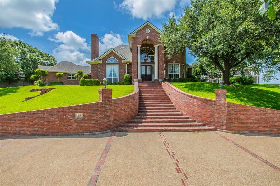 Property photo for 806 Forest Oaks Circle, Woodway, TX
