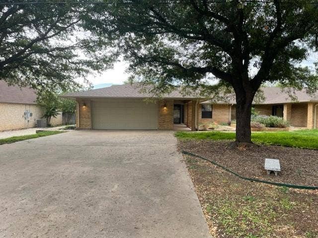 Property photo for 609 Williamsburg Court, Granbury, TX