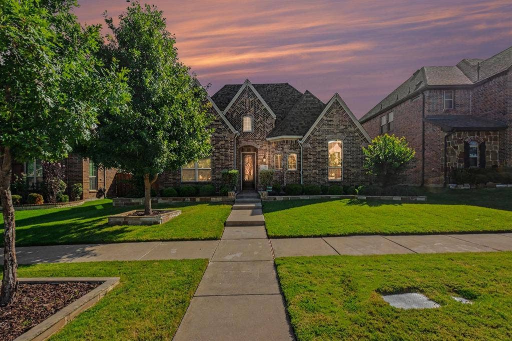 Dusk or Dawn, this home shows well!