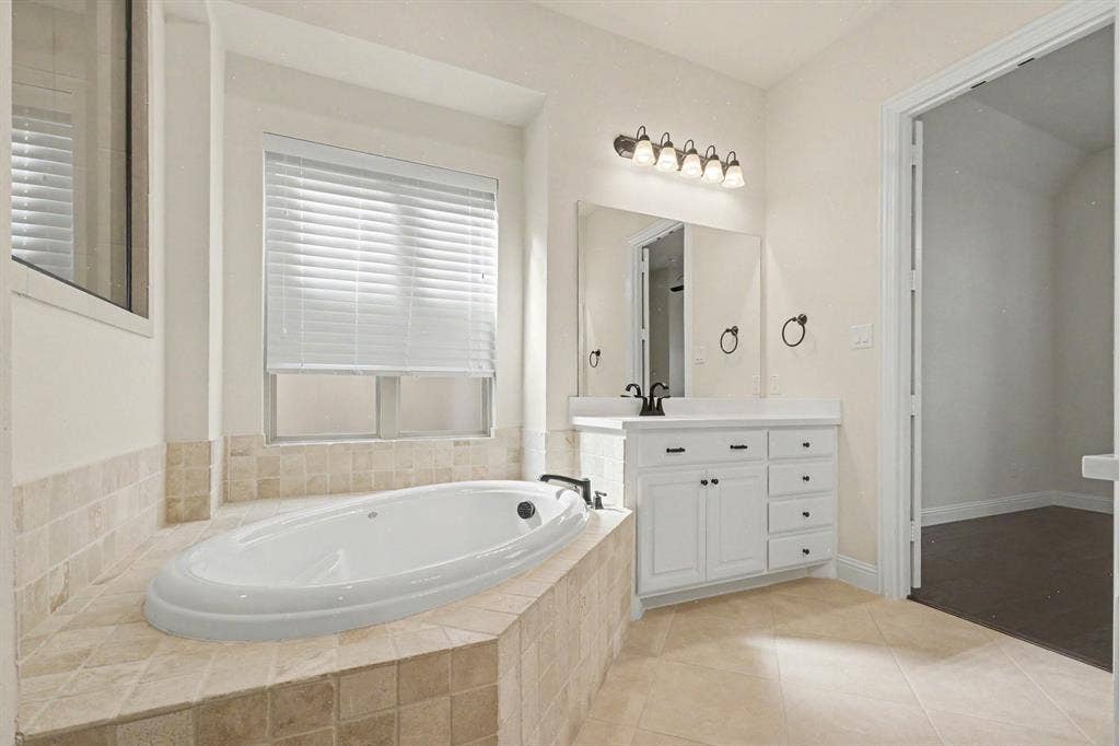 Jetted Tub w Separate Shower