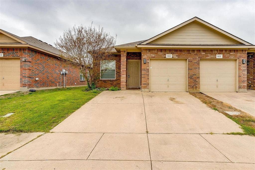 814 Walnut Street, Burleson, TX 76028 814 Walnut Street, Burleson, TX 76028