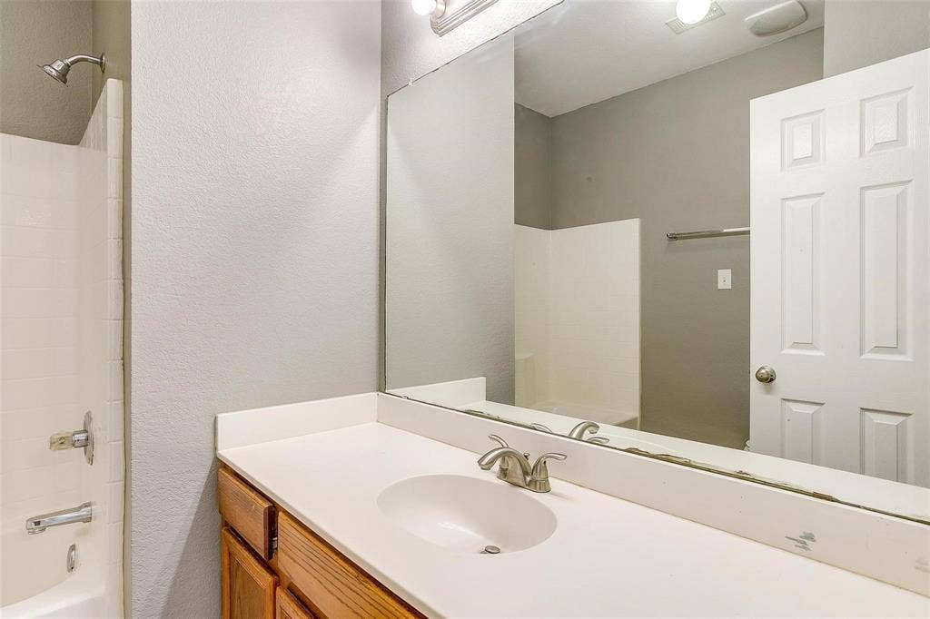 814 Walnut Street, Burleson, TX 76028 814 Walnut Street, Burleson, TX 76028