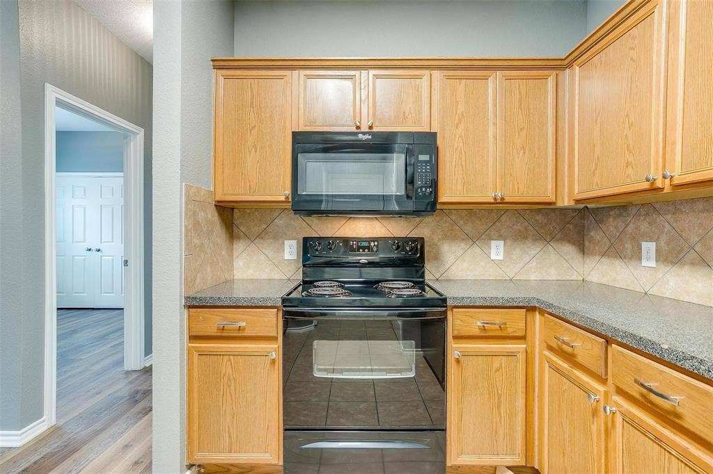 814 Walnut Street, Burleson, TX 76028 814 Walnut Street, Burleson, TX 76028