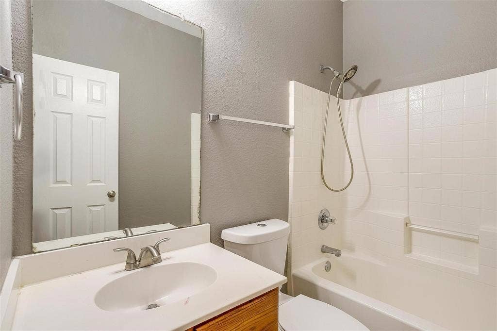 814 Walnut Street, Burleson, TX 76028 814 Walnut Street, Burleson, TX 76028