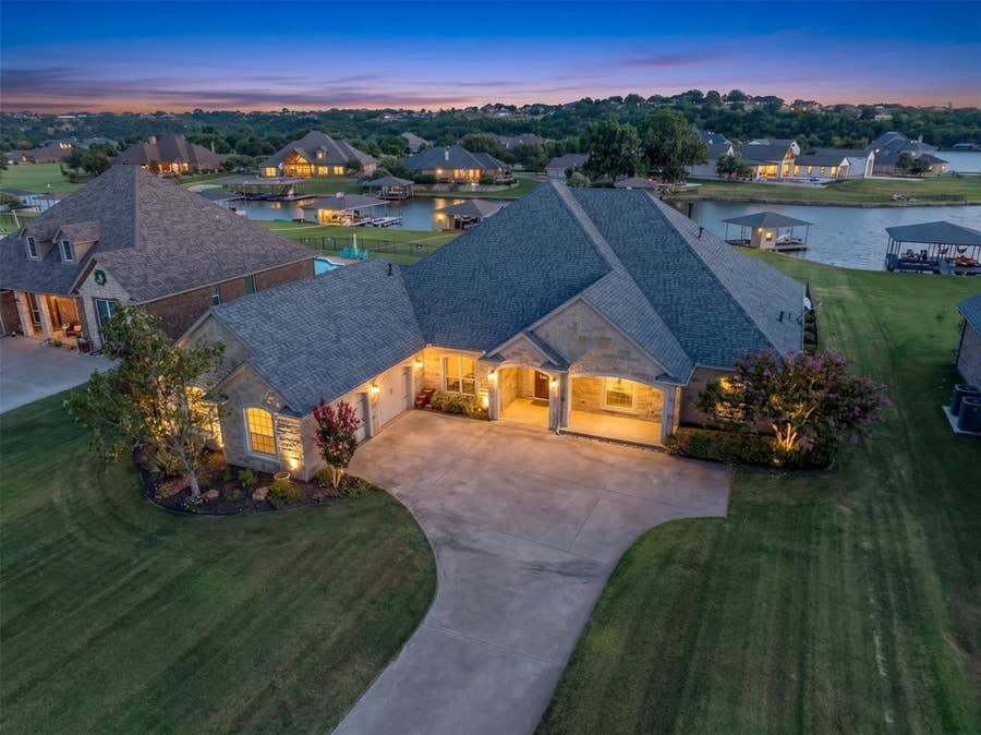 Property photo for 2009 Canaveral Court, Granbury, TX