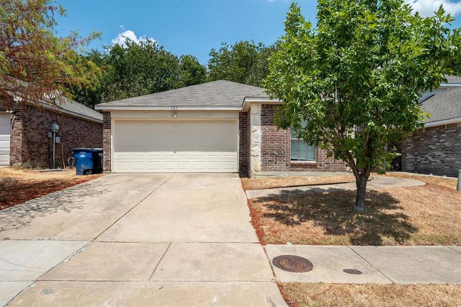 Property photo for 121 Cliff Heights Circle, Dallas, TX