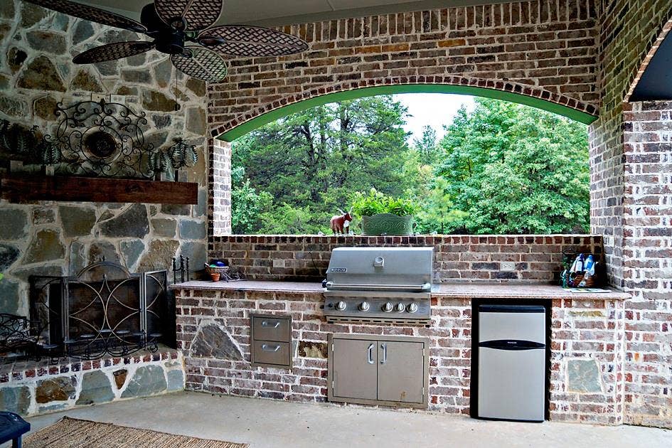 4700 Stonebridge Lane, Athens, TX 75751 Outdoor Kitchen