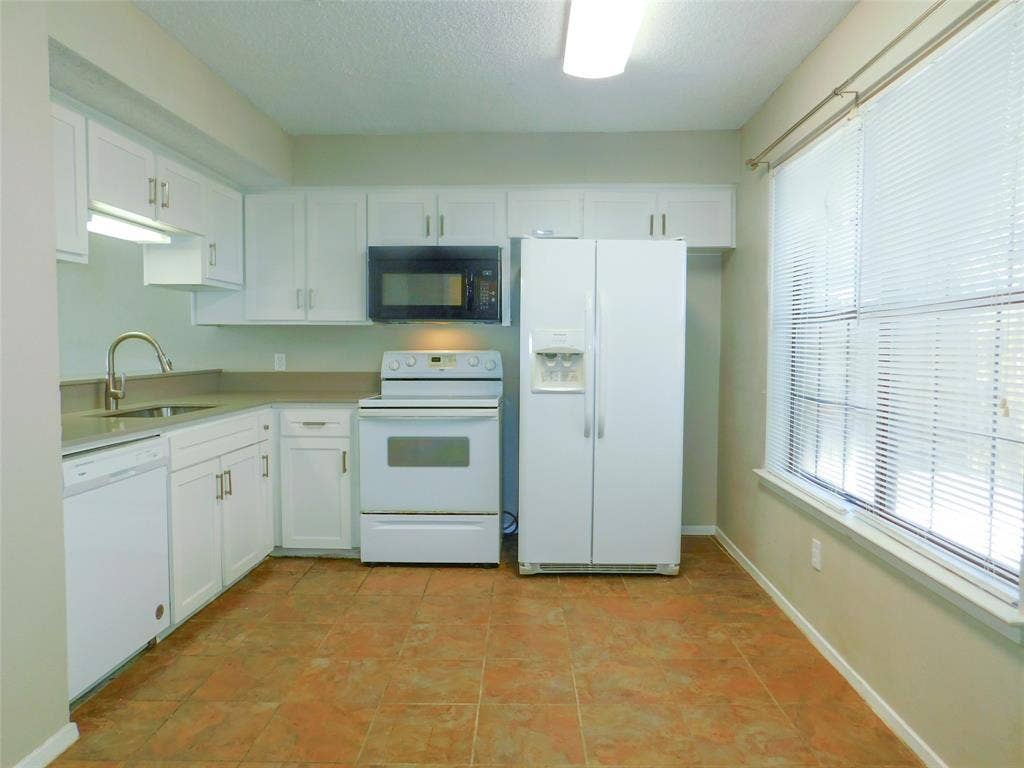 1137 Dallas Drive, Denton, TX 76205 1137 Dallas Drive, Denton, TX 76205