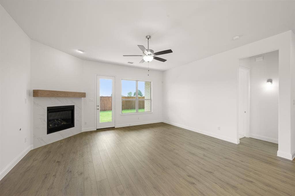2662 Hot Springs Drive, Corinth, TX 76210 2662 Hot Springs- Living Room-3