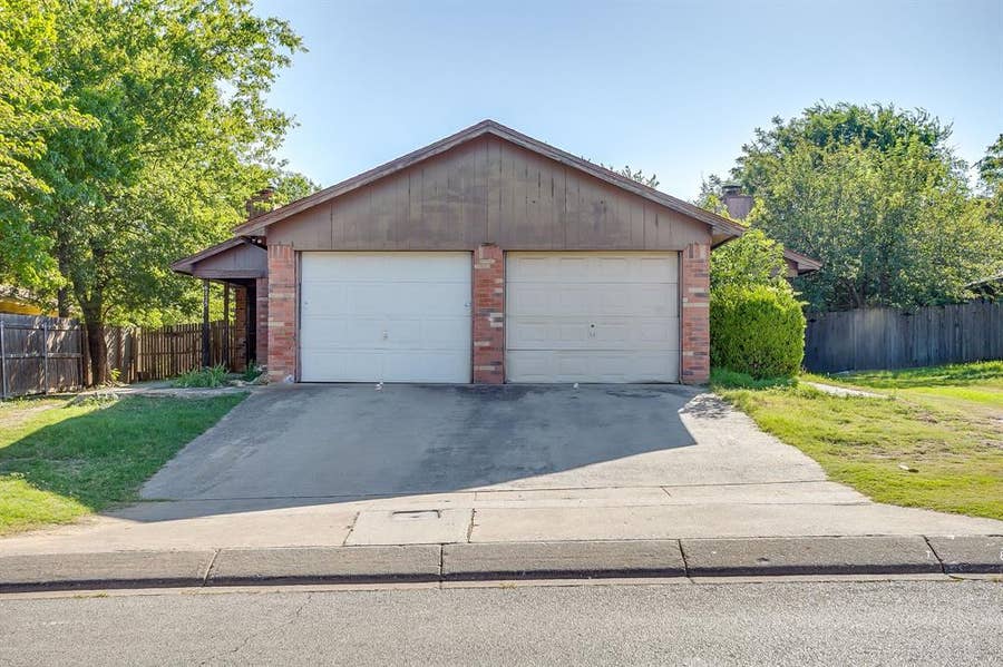 Property photo for 6725 Glenbrook Lane, Fort Worth, TX
