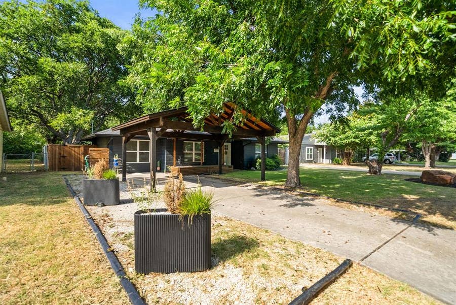 Property photo for 702 Crescent Street, Denton, TX