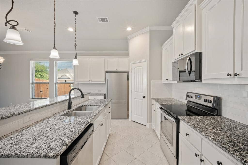 231 Carson Drive, Waxahachie, TX 75167 Walk in pantry, granite countertops, stainless steel appliances.
