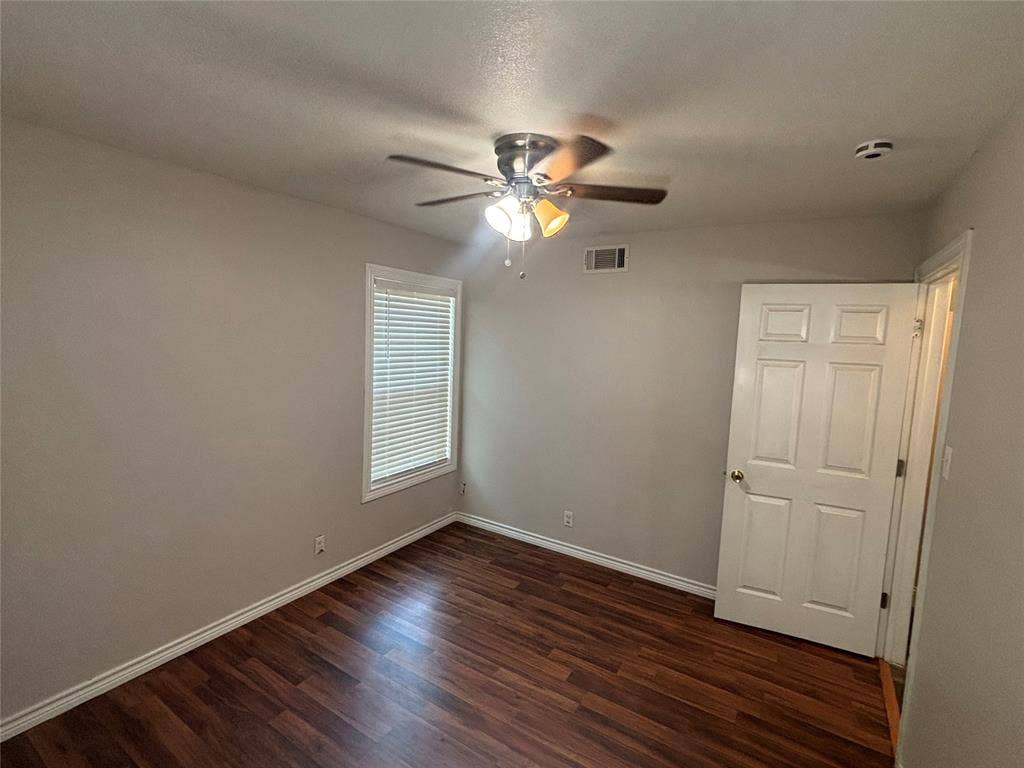 910 NE 31st, Grand Prairie, TX 75050 910 NE 31st, Grand Prairie, TX 75050
