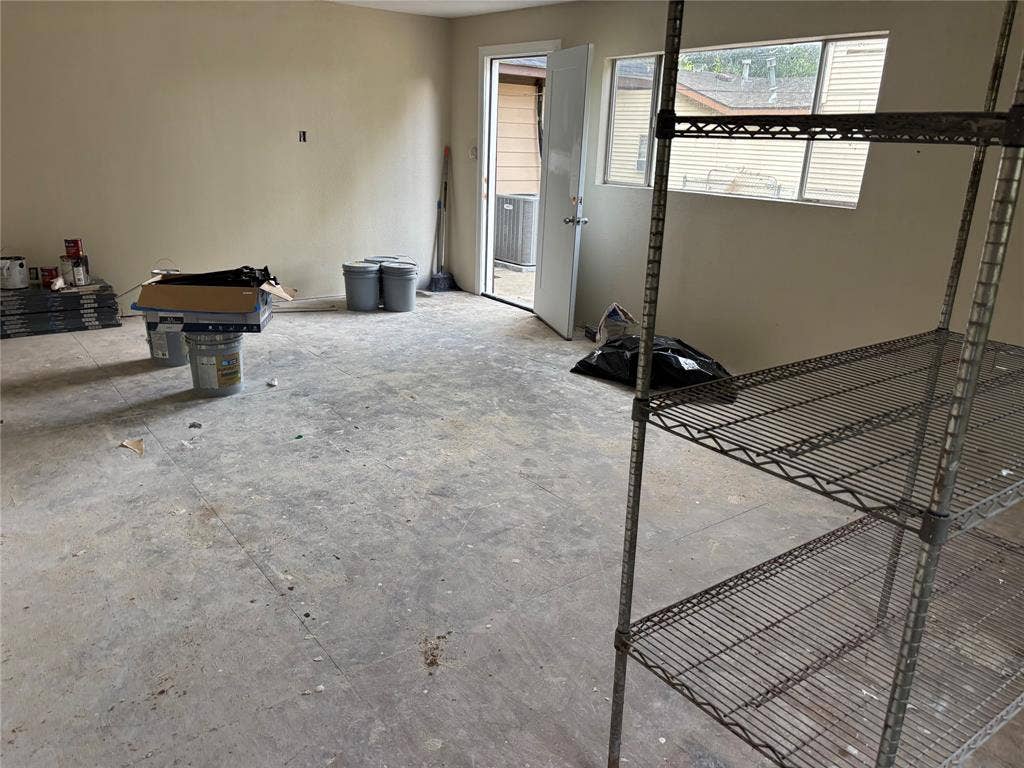 910 NE 31st, Grand Prairie, TX 75050 Bonus Room