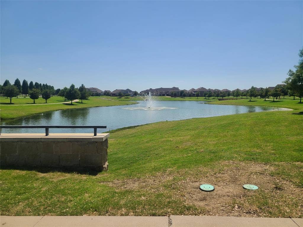 2810 Green Circle Drive, Mansfield, TX 76063 Expansive green space featuring a large pond with a central fountain