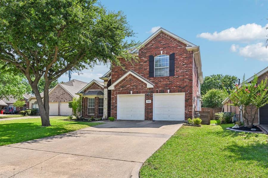 Property photo for 7917 Southern Hills Lane, Rowlett, TX
