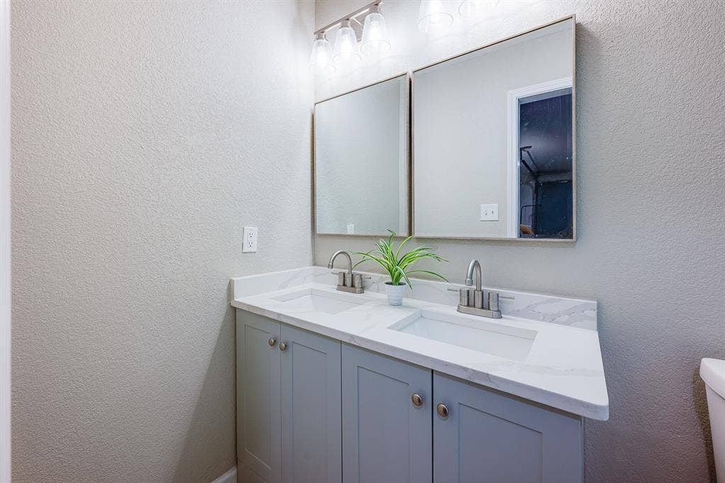 745 Pinehurst Drive, Richardson, TX 75080 Full bathroom in garage