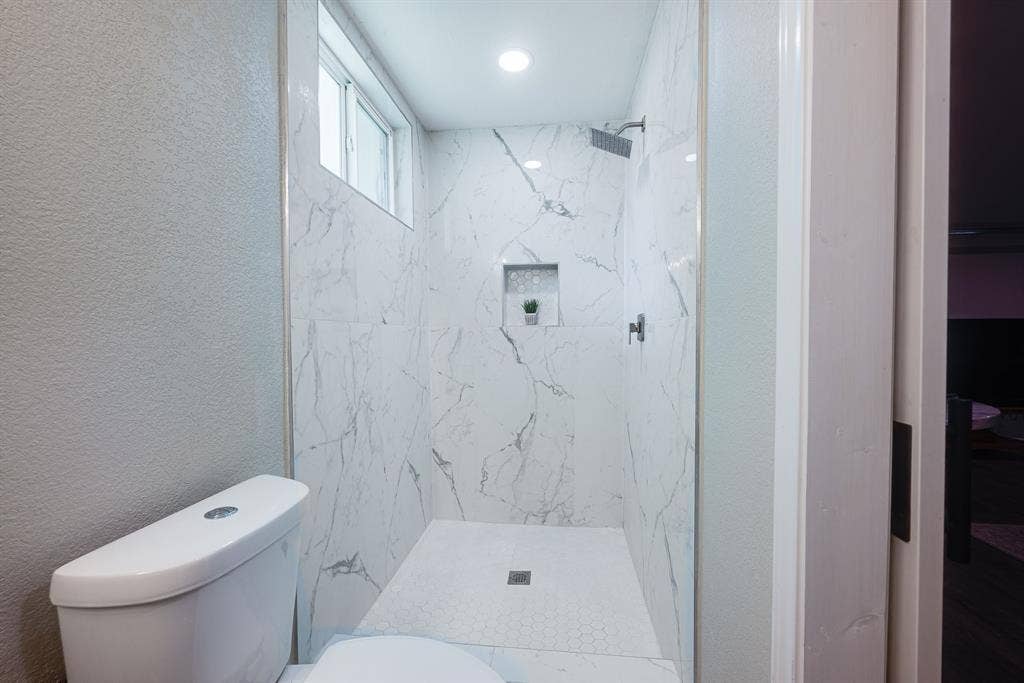 745 Pinehurst Drive, Richardson, TX 75080 Full bathroom in garage