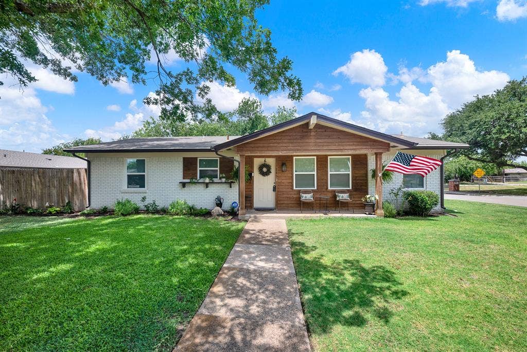 745 Pinehurst Drive, Richardson, TX 75080 SO cute, on spacious corner lot in Cottonwood Creek area of Richardson Heights