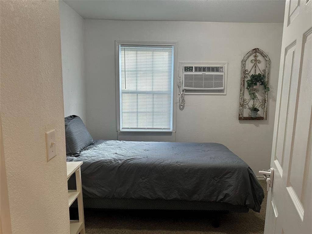 144 Huntoon Trail, Mabank, TX 75156 Bedroom with light-colored walls and carpeted flooring