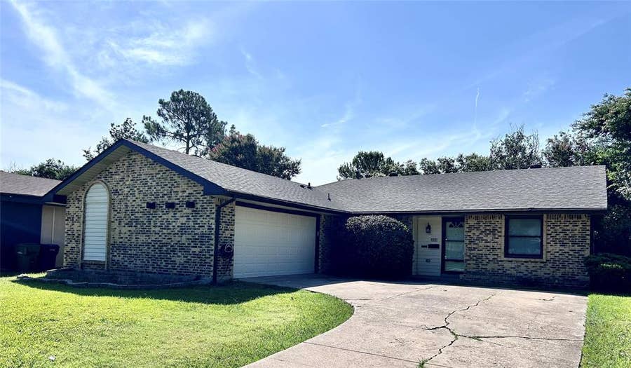 Property photo for 446 Meadowhill Drive, Garland, TX