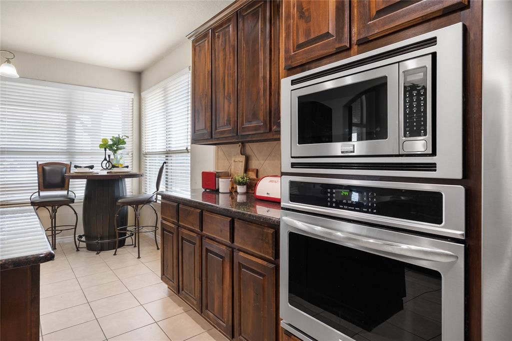 2101 Trinity Lane, Wylie, TX 75098 Stainless steel appliances.