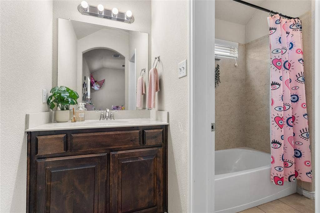 2101 Trinity Lane, Wylie, TX 75098 Jack and Jill Bath.