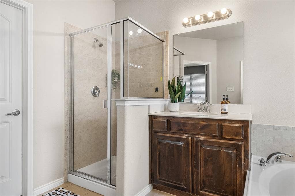 2101 Trinity Lane, Wylie, TX 75098 Primary bathroom features two vanities and sizable walk-in closet.