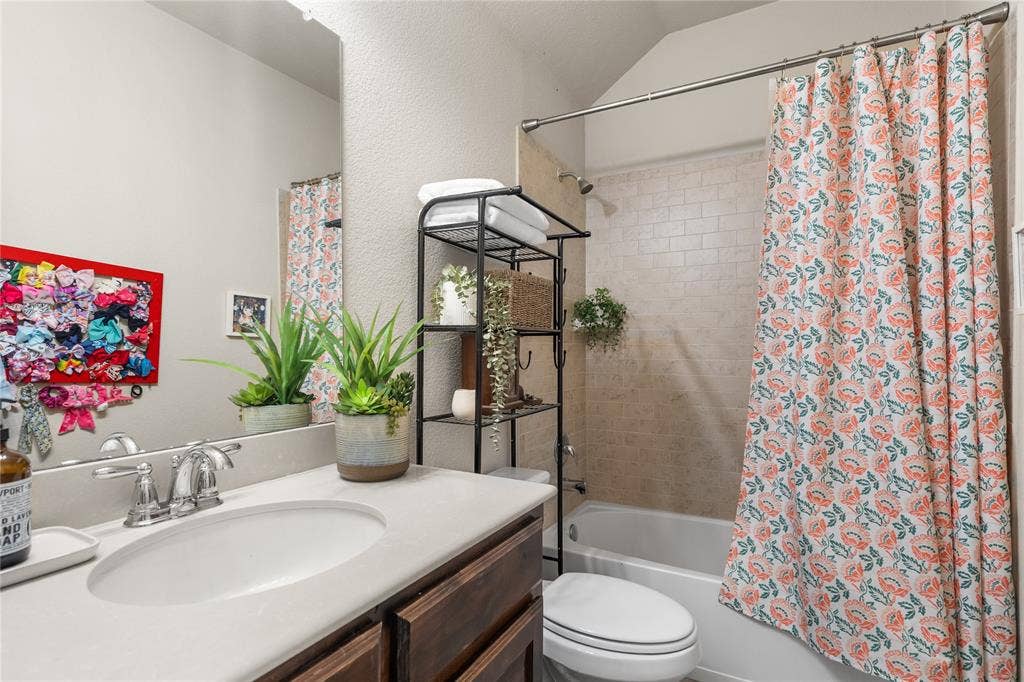 2101 Trinity Lane, Wylie, TX 75098 Two full bathrooms upstairs.