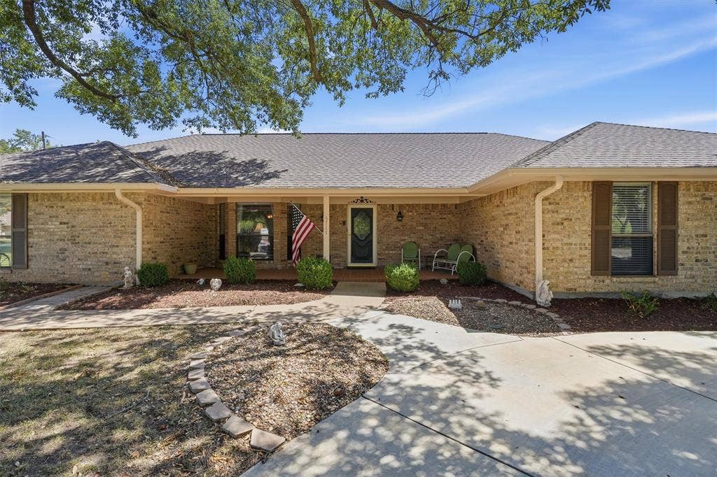 5711 Cortez Drive, Granbury, TX 76049 Front porch