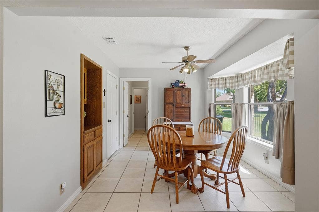 5711 Cortez Drive, Granbury, TX 76049 Bay window with natural light in breakfast room