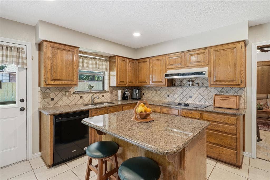 5711 Cortez Drive, Granbury, TX 76049 Nice island and granite countertops