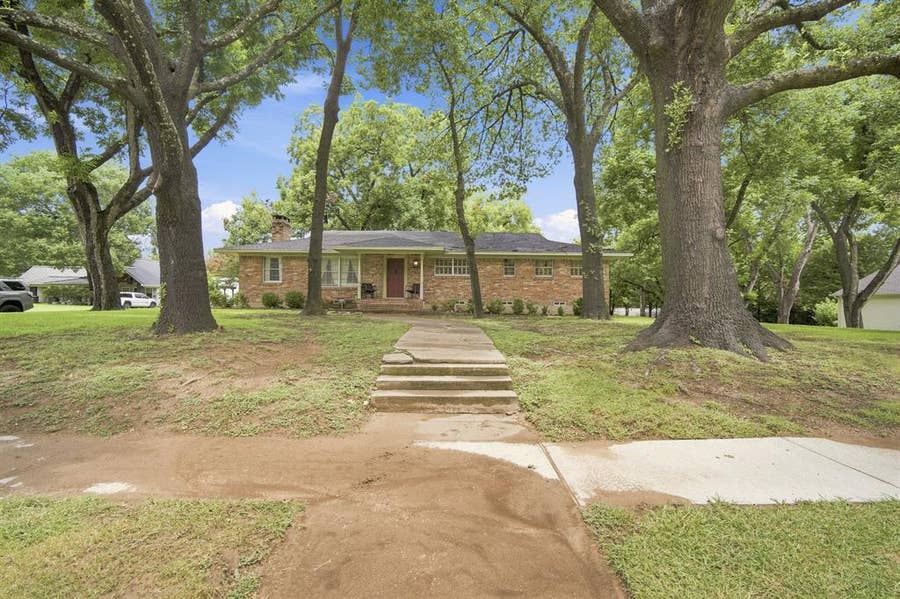 Property photo for 1122 W Main Street, Waxahachie, TX