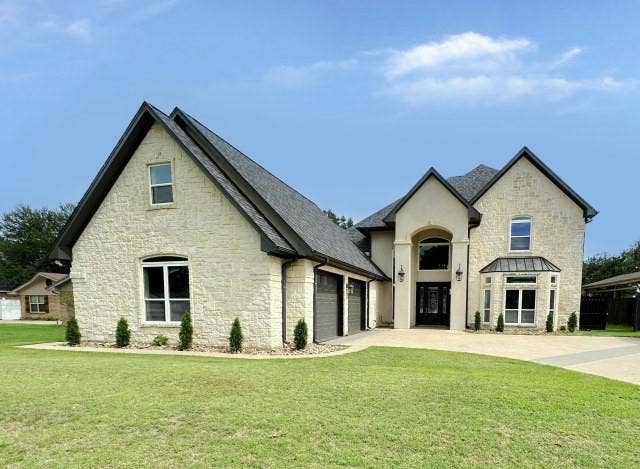 Property photo for 201 Casas Del Sur Street, Granbury, TX