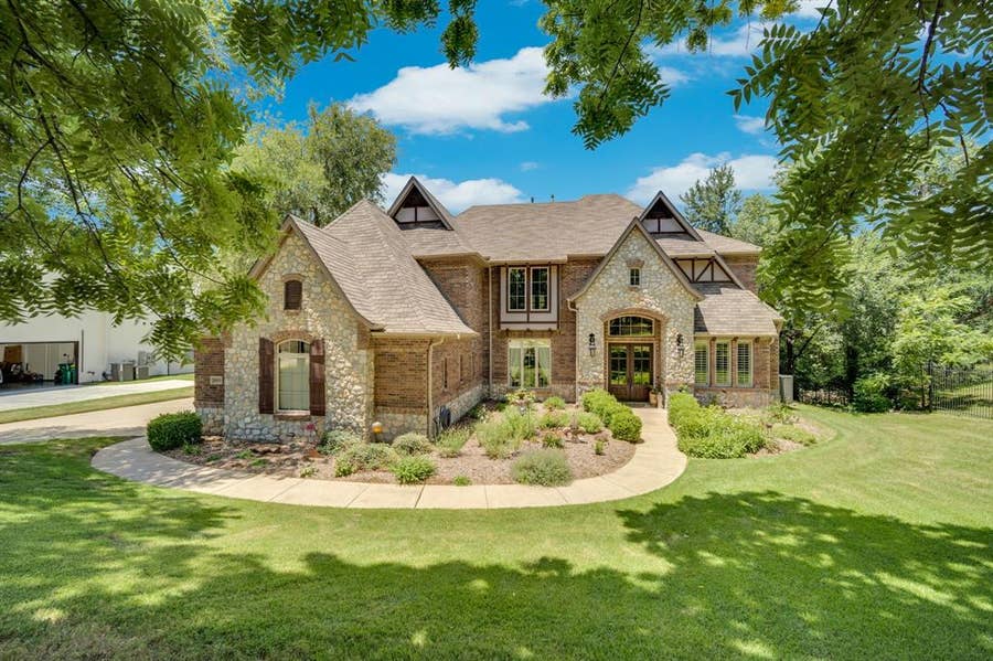 Property photo for 1811 Magic Valley Lane, Cedar Hill, TX