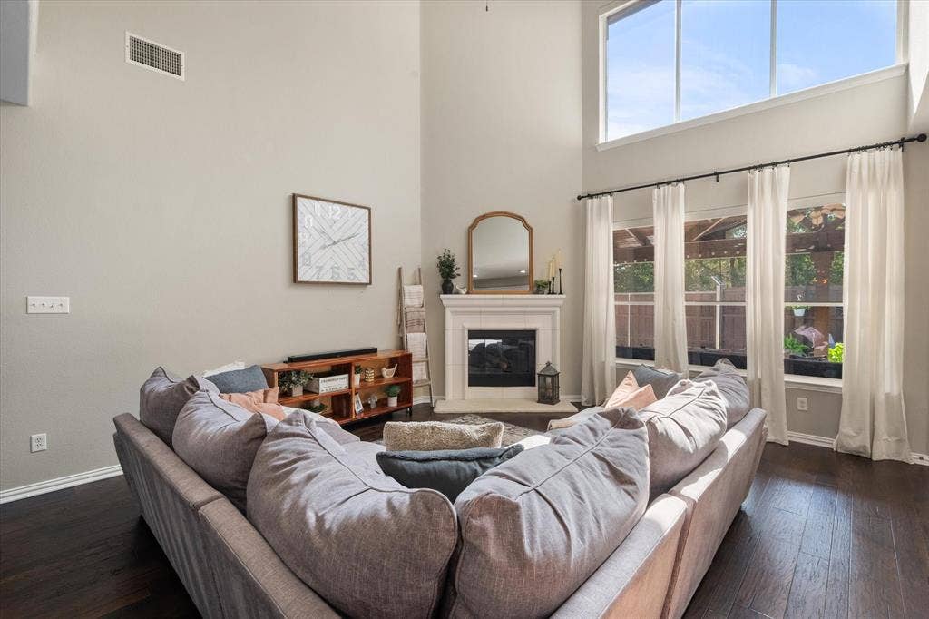 12032 Terrazzo Lane, Frisco, TX 75035 Towering windows allow for natural light in the main living areas!