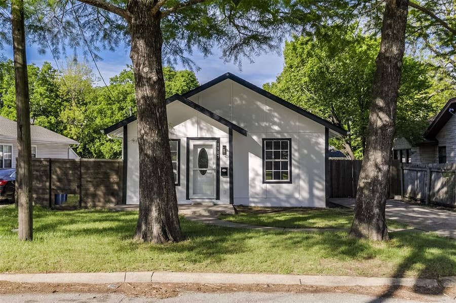 Property photo for 1507 N Preston Street, Ennis, TX