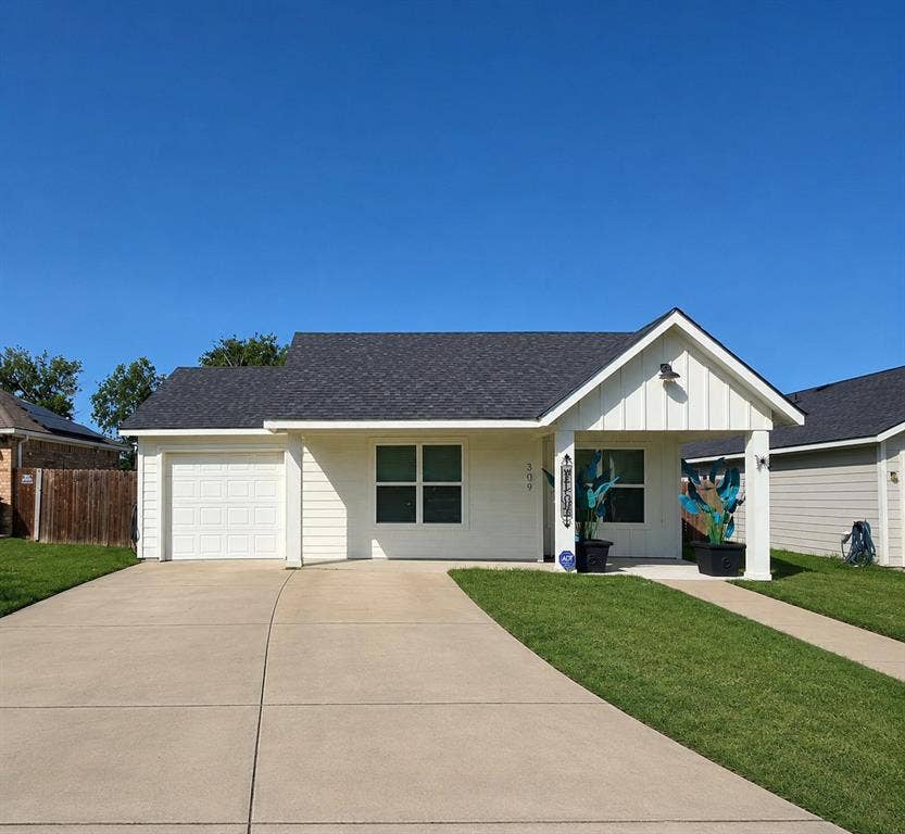 Property photo for 309 Thomas Street, Terrell, TX