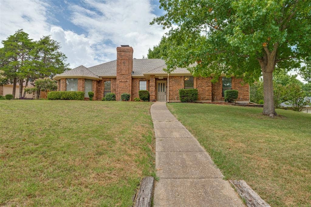 131 Honey Tree Lane, DeSoto, TX 75115 Front house