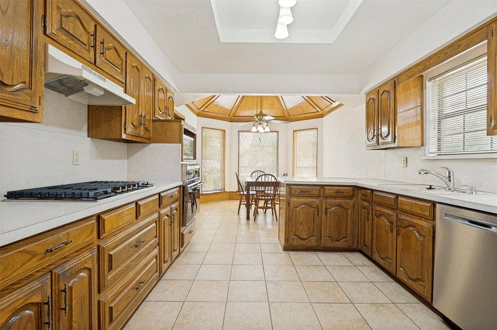 131 Honey Tree Lane, DeSoto, TX 75115 Kitchen