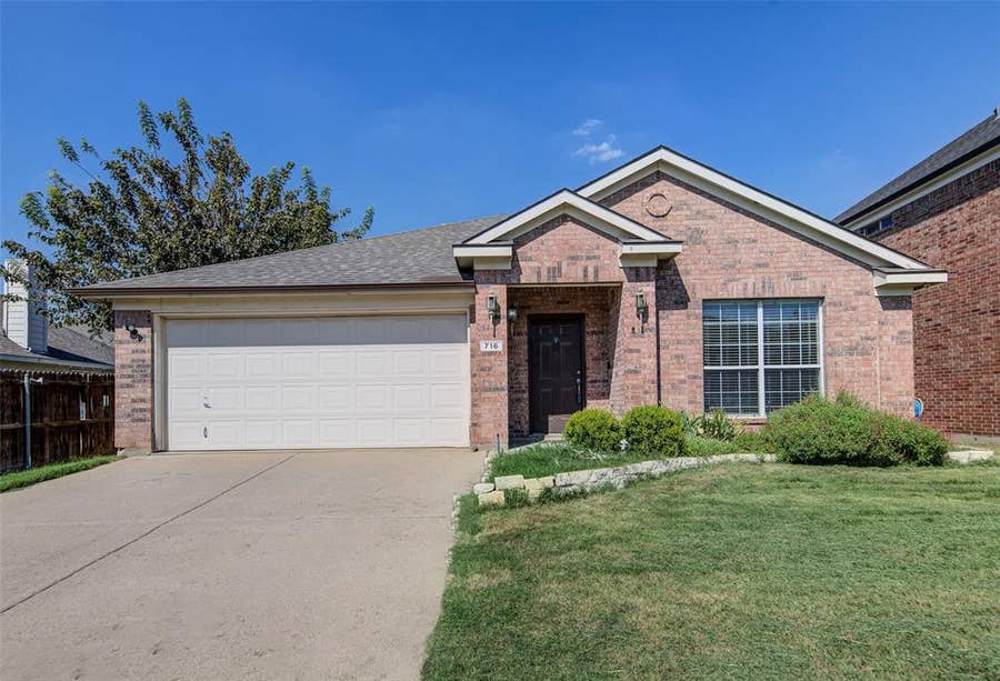 Property photo for 716 Mistymoor Lane, Fort Worth, TX