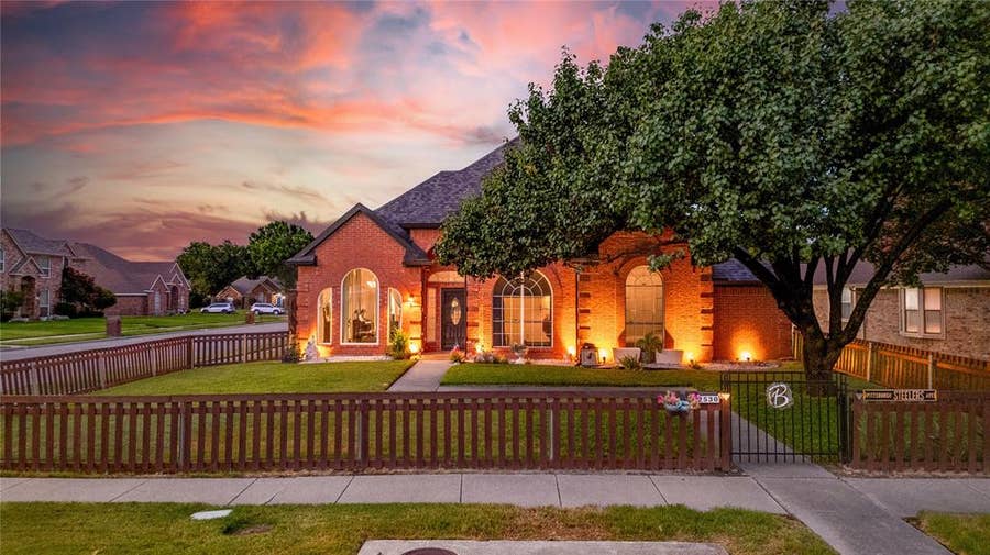 Property photo for 2530 Cresthaven Drive, Garland, TX