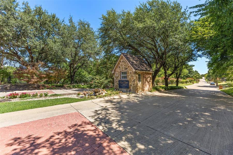 Property photo for 1190 Whispering Oaks Drive, DeSoto, TX